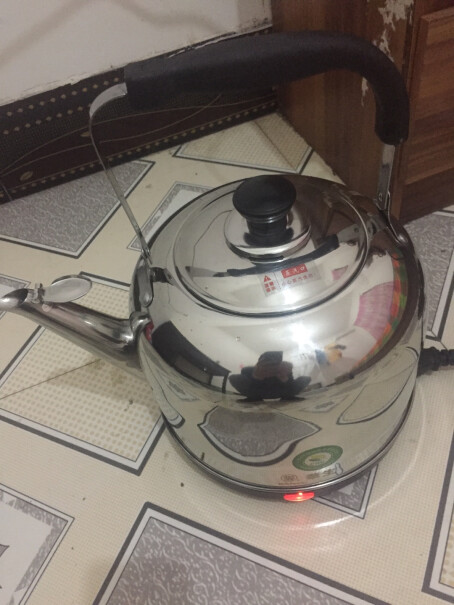 华生电水壶电热水壶食品级不锈钢烧水壶5L这个电热水壶有304标识吗？