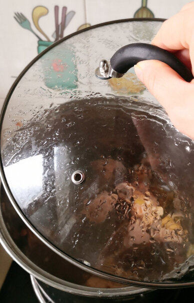 美厨汤锅304不锈钢复底高汤锅24cm用纸擦有黑膜吗？
