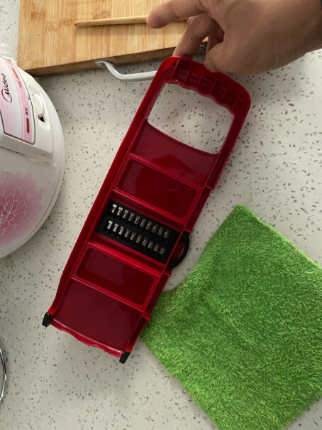 拜杰保鲜膜切割器厨房用品保鲜盒子切割盒创意小工具最后剩一点能切到吗？最后剩的是扔了还是取下来单独切？