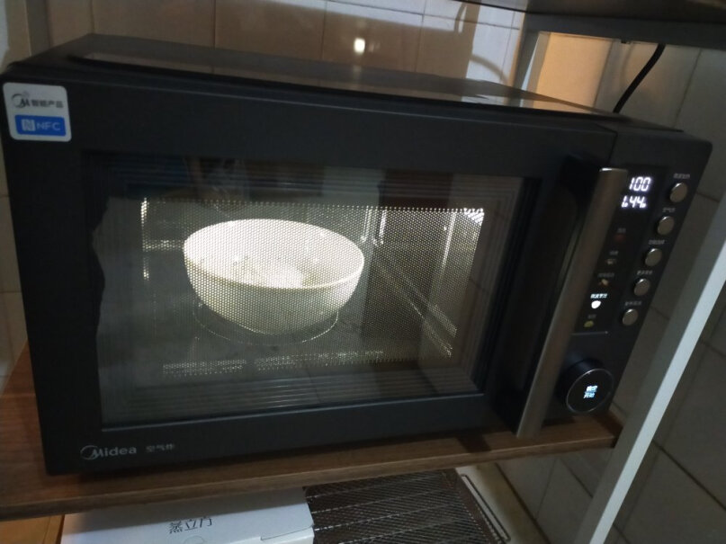 美的变频家用微波炉光波烧烤炉微波炉一体机这烤箱配有烤架吗？