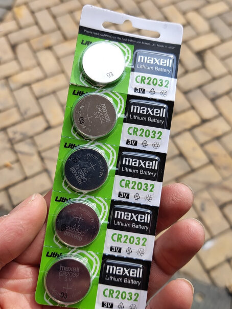 Maxell CR1220 电池 5粒装体重称上的1日钮扣电池怎么拿下来又怎么装上去？