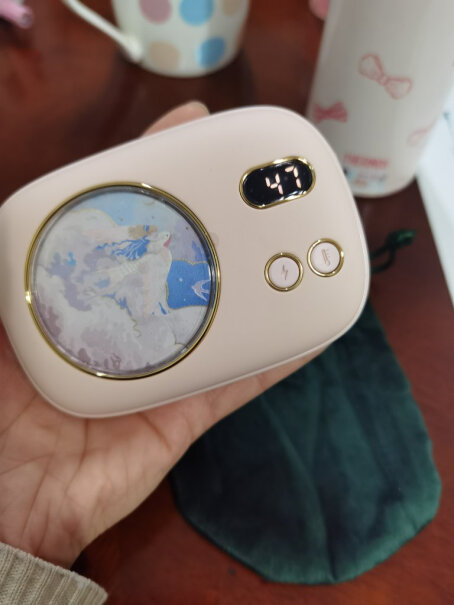 佳佰暖手宝充电宝二合一暖宝宝有没有充到52度放手里一分钟就变成30多度的情况？