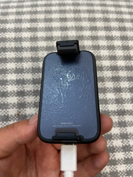 黑鲨冰封电竞散热背夹手机散热器请问iPhone12pro Max 用这个散热器会不会卡电源键？