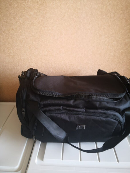七匹狼旅行包男女行李包旅游包旅行袋多功能大容量手提健身包这包扣容易坏吗？