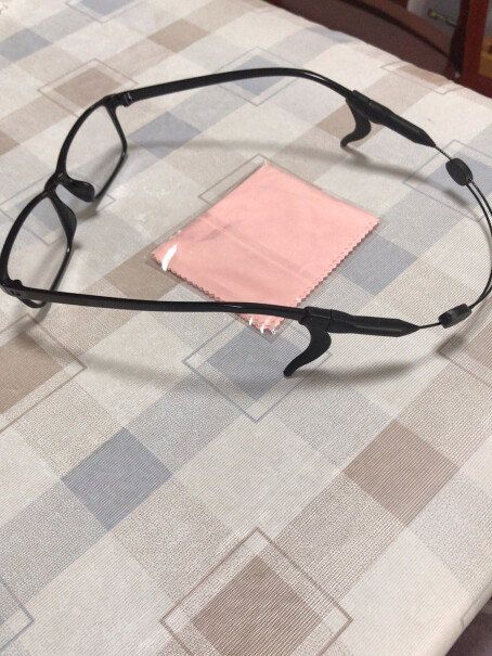 梦多福眼镜固定带你好。我家小孩的眼镜需要这个。但是。我看了下视频。你们这个产品是怎么固定的呀？