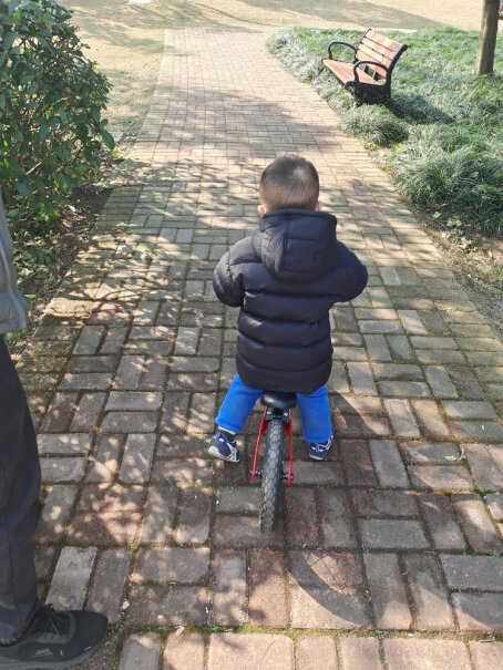 KinderKraft德国平衡车儿童滑步无脚踏单车2-6岁您好 孩子已经110cm了 骑着会不会有点小 腿蹿着会不会难受？
