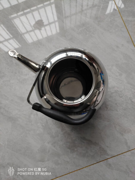华生电水壶电热水壶食品级不锈钢烧水壶5L这个电水壶有开关吗？