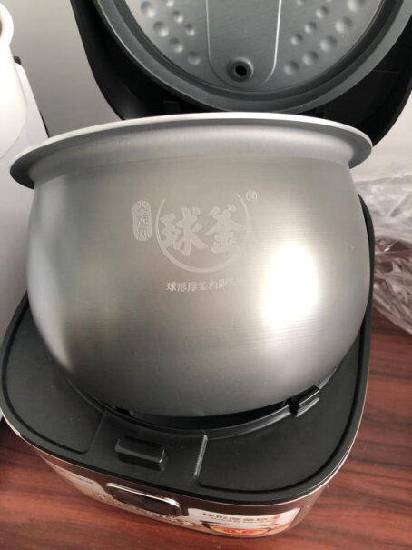 苏泊尔电饭煲5L容量家用电饭锅球釜内胆一键柴火饭请问这个电饭煲是靠底盘发热的，还是立体全方位发热的。