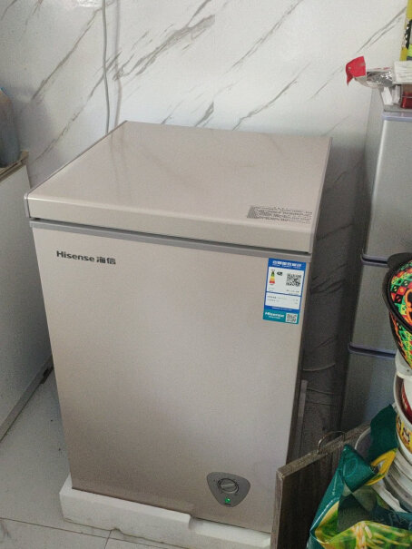 海信145升冷藏冷冻转换冰柜顶开门家用小冷柜底脚怎么调整，谢谢？