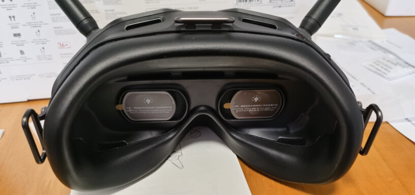 DJI FPV沉浸套装+摇杆+随心换各位，飞行眼镜对近视眼用户友好么，看参数只能调瞳距，不能调焦距？