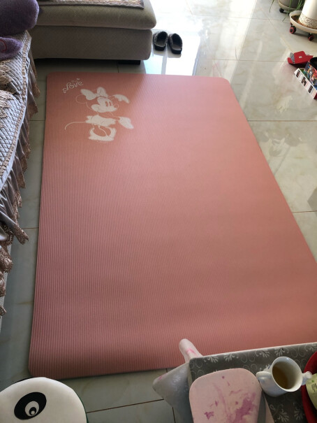 迪士尼正版授权瑜伽垫加宽130CM双人健身垫放在木地板上会不会来回滑？防滑吗？