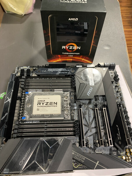 AMD 3970X Threadripper CPU (sTRX4, 32核64线程)京东装机点自助装机里什么主板可以使用这个处理器？