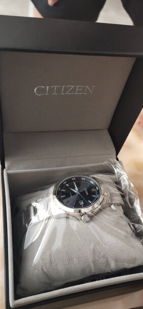 西铁城CITIZEN手表光动能深海蓝盘时分针夜光男士腕表和蓝色表盘那块对比，哪个颜色更好看啊？