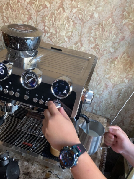 德龙咖啡机骑士系列半自动咖啡机请问这款打奶泡能拉花吗？