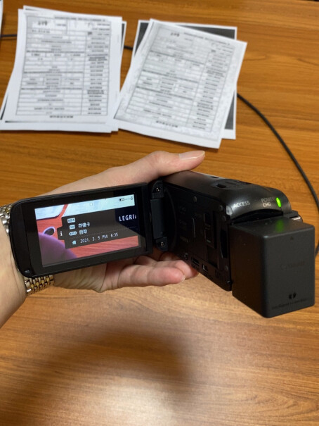 佳能HF R86数码摄像机有带内存卡和拍照功能的吗？
