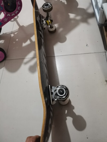 运动伙伴双翘板成人儿童滑板初学者专业枫木板四轮滑板车这个滑板轮能用多长时间，想换个宽点的轮能换吗？