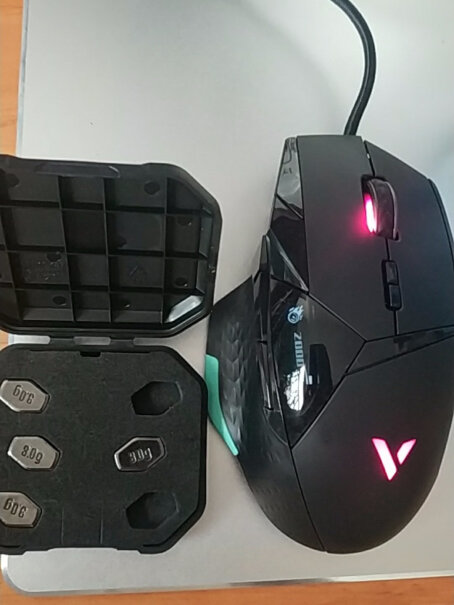 VT9无线游戏鼠标这款鼠标有没有收腰设计？鼠标侧面前段是平的还是收腰的？