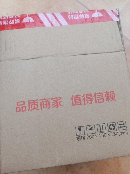 飞利浦毛球修剪器本来没看价钱，想买一个质量好的东西。效果不怎么样，没有劲儿，打不下来，毛完了给你说滴，还充电时间不是多好。买了这么长时间并没有用，现在可以用觉得效果不怎么样，不是很理想，这个牌子是不是假货。