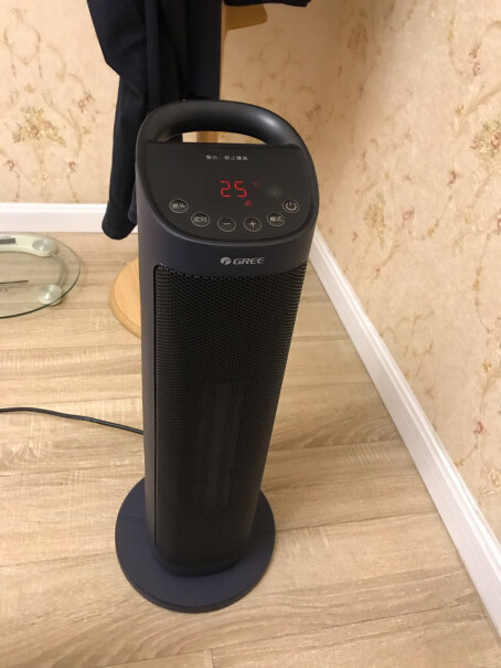 格力取暖器遥控电暖器数码显示屏电暖气家用塔式立式摇头暖风机出热风的时候有塑料味吗？