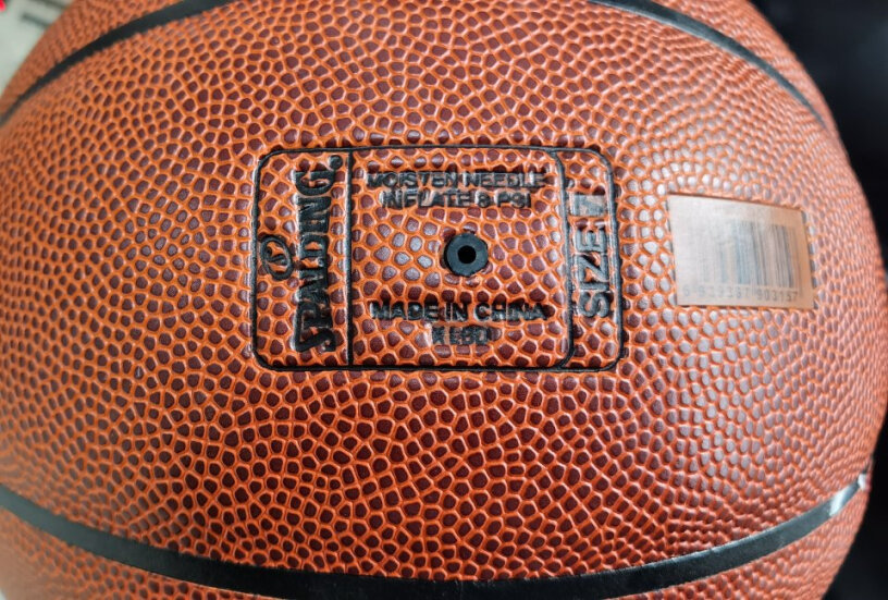 斯伯丁SPALDING篮球耐磨比赛PU蓝球74-413这个适合八年级男生用吗？