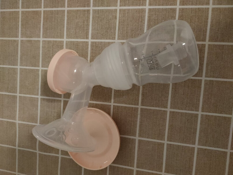 新贝电动吸奶器带哺乳灯这款用的时候乳晕会被吸进去 是不是不合适 吸的还没有挤的多嘛？
