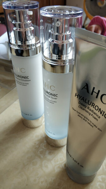 AHC透明质酸小神仙水水乳礼盒6件套爽肤水180ml+乳液180ml哪个更合适,小白必看！