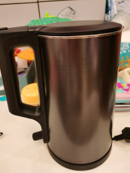 美的电水壶热水壶304不锈钢壶盖子的外层是黑塑料的，还是不锈钢的啊？