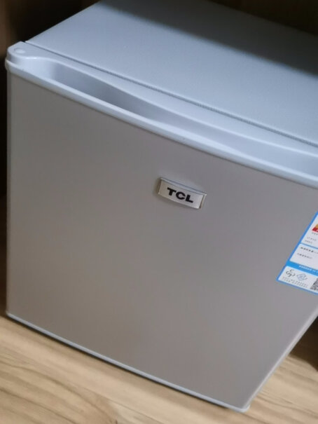 TCL162升双门电冰箱38分贝低音启动时俩侧烫手正常吗？