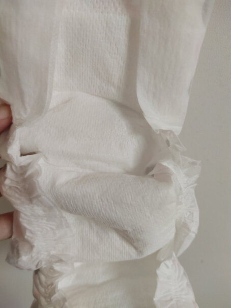 一朵国潮超薄婴儿纸尿片XL126片柔薄透气秒吸这款纸尿裤第一次用怎么会是这样的，超级难用，没法固定好啊！连个侧耳沾的都没有？