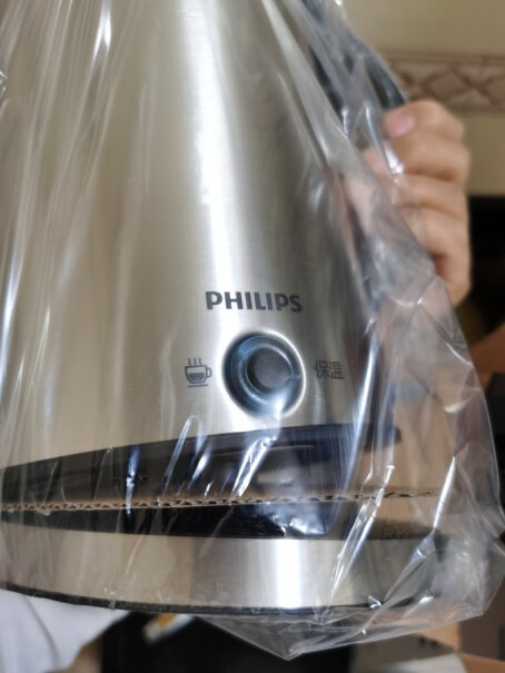 飞利浦电热水壶304不锈钢我买的壶身放在充电底座上不稳，总是晃来晃去的，正常么？