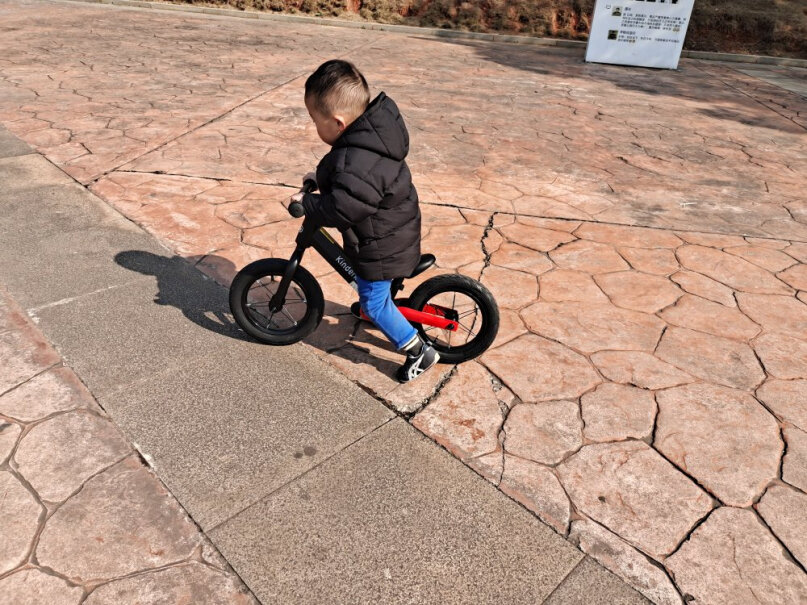 KinderKraft德国平衡车儿童滑步无脚踏单车2-6岁您好 孩子已经110cm了 骑着会不会有点小 腿蹿着会不会难受？