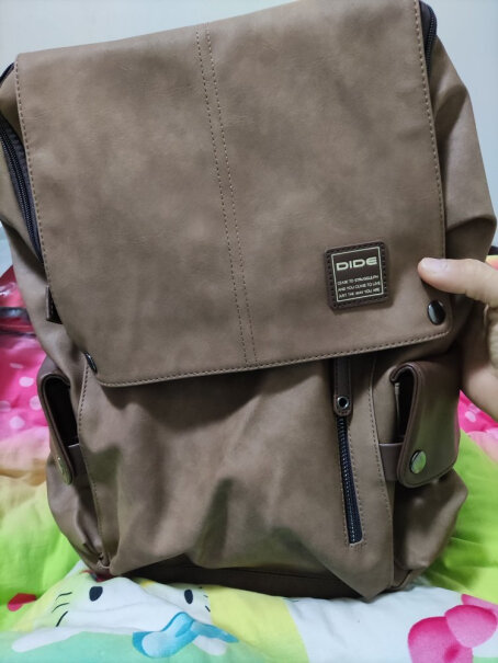 迪德DiDe双肩包男士大容量电脑背包多功能旅行男包学生书包可以装衣服吗？