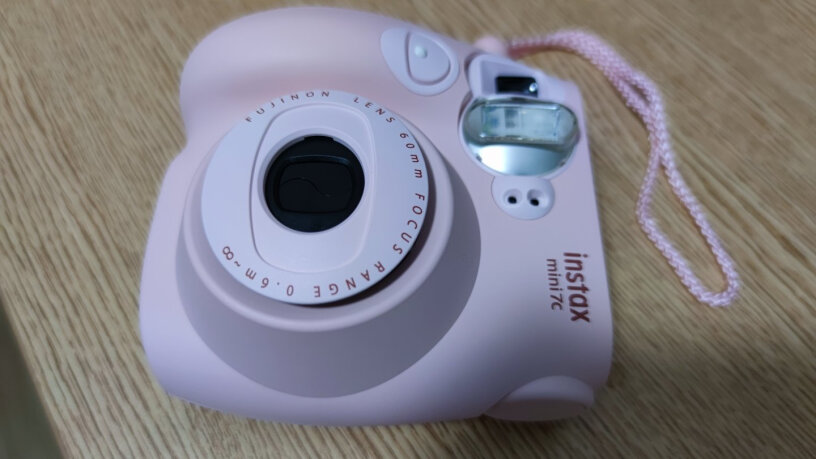 富士instax mini7+蓝相机的纸盒上有塑料包装膜吗？