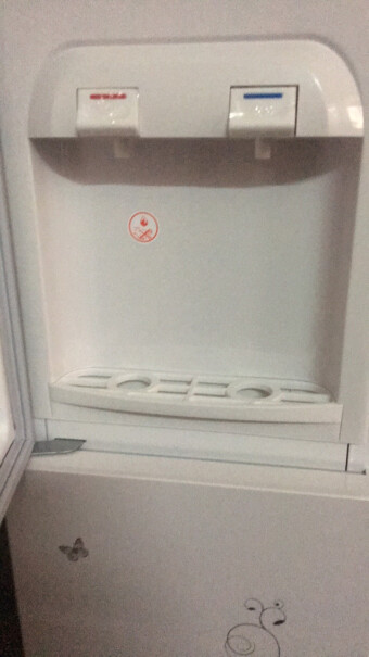 美的饮水机家用办公立式柜式温热饮水器YR1226S-W这个按钮开热水的时候会熏手吗？