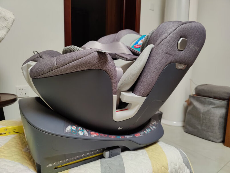 宝贝第一汽车儿童安全座椅isofix接口360°旋转宝宝反着座，腿是不是伸不开啊？