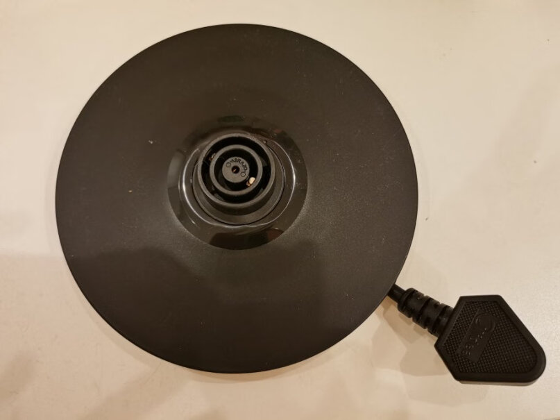 美的电水壶热水壶304不锈钢壶盖子的外层是黑塑料的，还是不锈钢的啊？