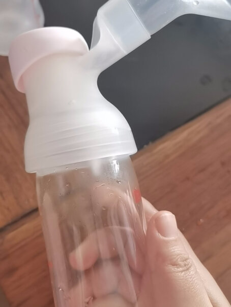 贝亲Pigeon为什么我买的贝亲母乳储存瓶子用沸水消毒后里外都会有一层薄薄的灰，用手轻轻一划就会看见手指沾着一层灰？
