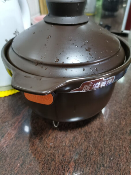苏泊尔电炖锅电炖盅请问这个锅底座是什么材质？容易掉吗？