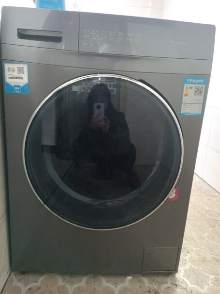 海尔变频滚筒洗衣机全自动除菌螨这款洗衣机底部没有盖子吗，直接就能看见内部机器？