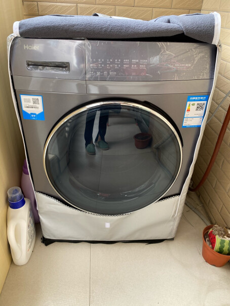 海尔变频滚筒洗衣机全自动除菌螨你们这个投放了洗衣液洗完衣服洗衣液有减少嘛？