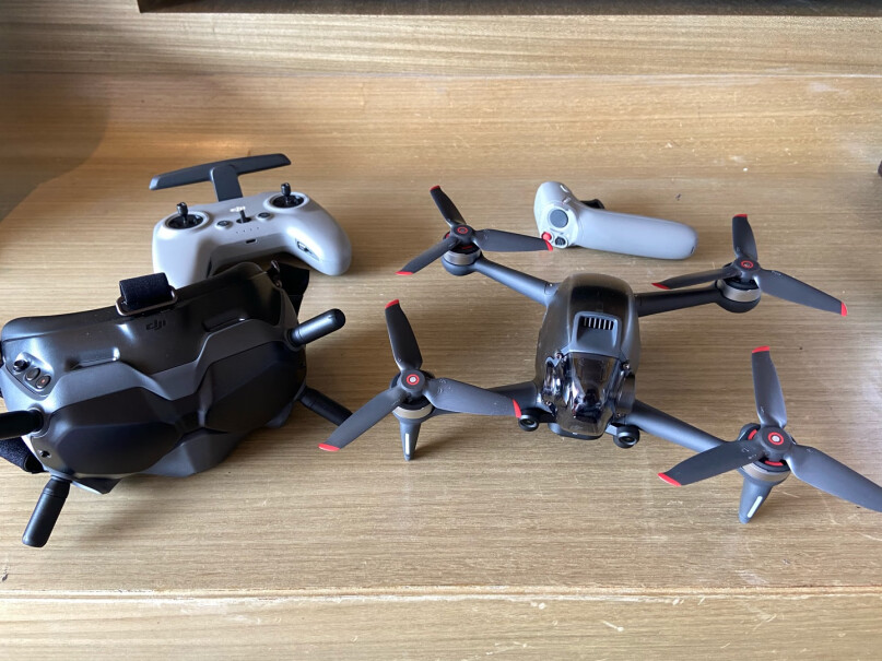 DJI FPV沉浸套装+摇杆+随心换充电线只有一根吗？你们都是怎么充电的呀？