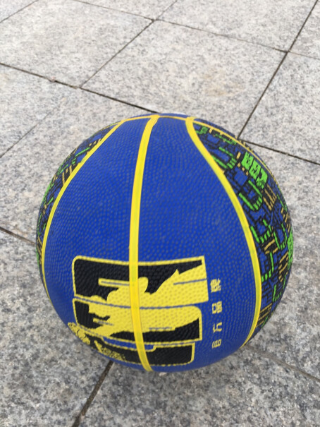 CBA健将篮球7号发泡耐磨橡胶中国蓝球是不是正常人的大小？