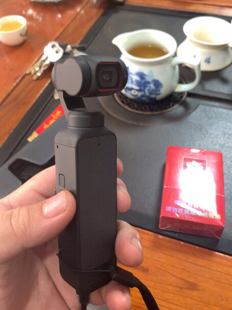 DJI Pocket 2 云台相机就视频效果而言，iPhone加云台好，还是P2好呢？