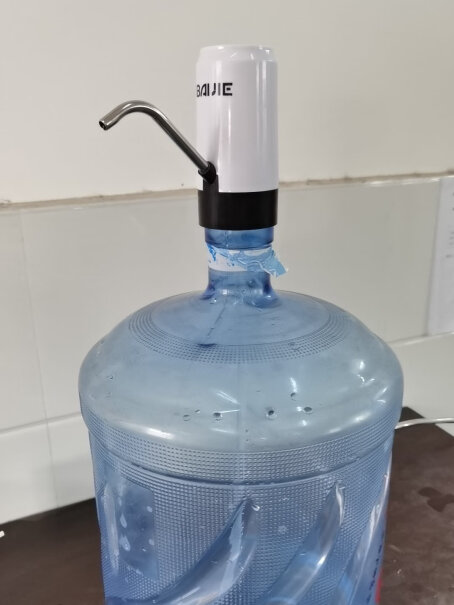 拜杰家用自动上水器桶装水抽水器你们的会不会打开几秒之后出水就变小了？
