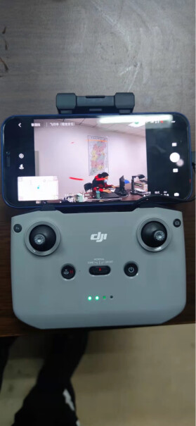 DJI 御 Mavic Air 2 无人机飞机防尘防水吗？今天在一个工地上飞起飞的时候灰尘很大，灰尘如果进到机身里面会不会对飞行安全造成影响呢？