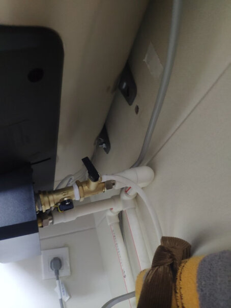 海尔60升电热水器家用储水式变频速热APP智控热水器显示灯一直常亮着吗？关闭不了显示灯吗？