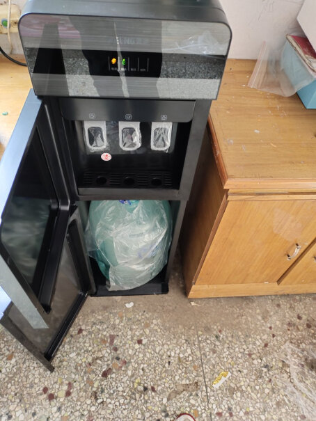 美菱饮水机下置式家用立式温热型有异味吗？声音大不大。质量怎么样。值得购买吗？