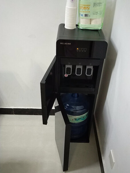美菱饮水机下置式家用立式温热型不是自动上水的吗？怎么水还会溢出来。