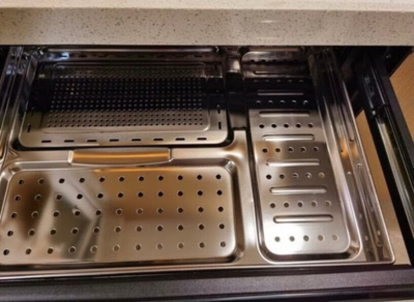 美的消毒柜家用消毒柜嵌入式洗好碗不擦干直接放 水会通过缝隙滴到地上吗？