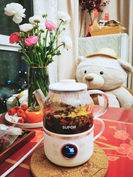 苏泊尔养生壶迷你小煮茶器花茶壶电水壶烧水壶电热水壶这个水壶加满水重吗？够几个人喝啊？